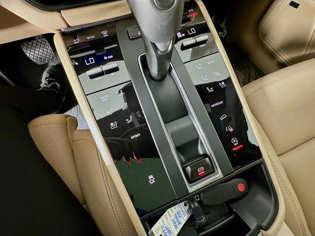 Used 2025 Porsche Macan image 23