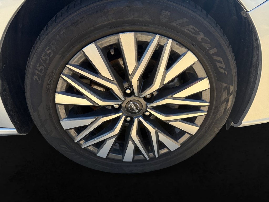 Used 2024 Nissan Altima 2.5 SV FWD image 12