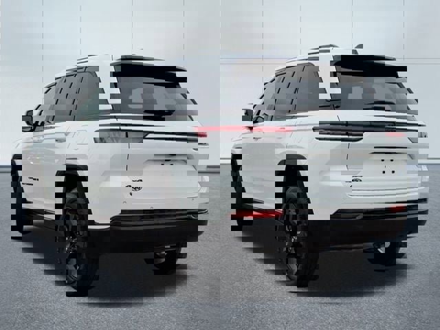 Used 2023 Jeep Grand Cherokee Altitude image 3