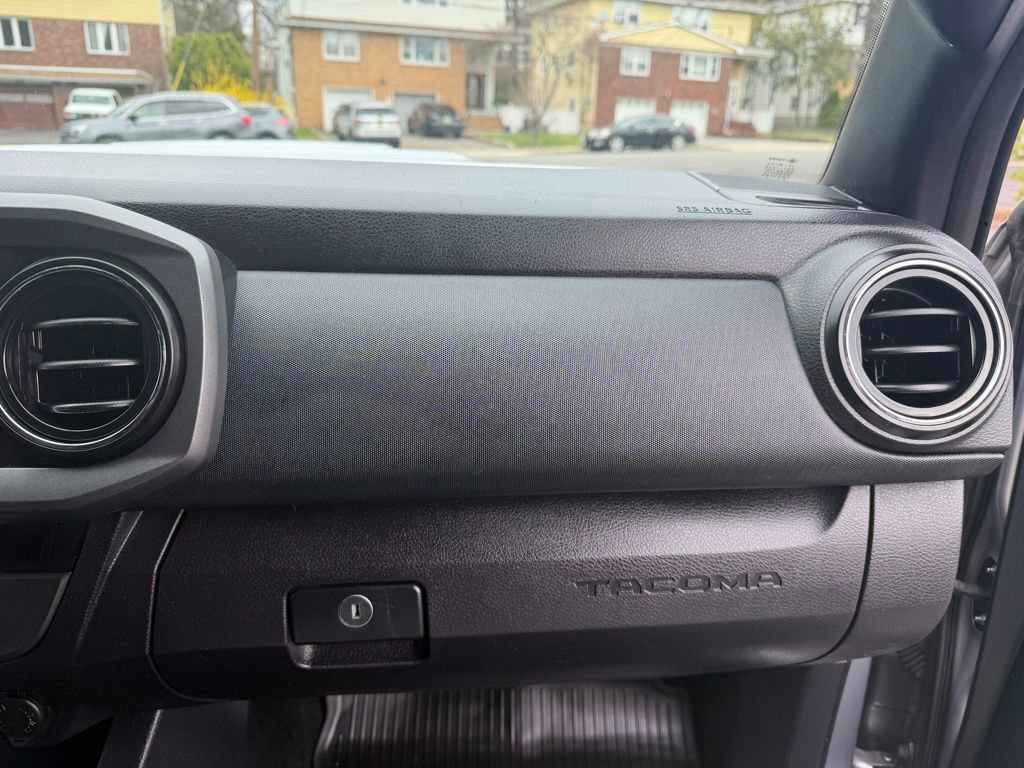 Used 2016 Toyota Tacoma TRD Sport w/ Exterior Package AWD/4WD image 32