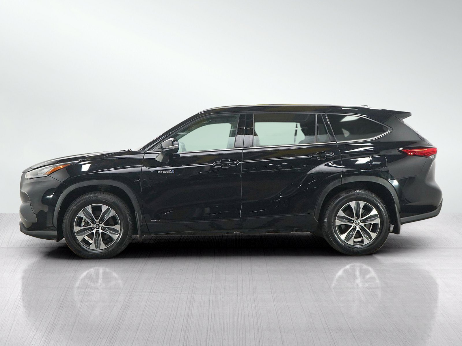 Used 2020 Toyota Highlander XLE AWD/4WD image 2