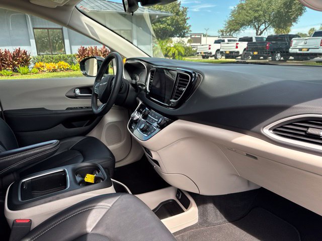 Used 2024 Chrysler Pacifica Touring-L FWD image 10