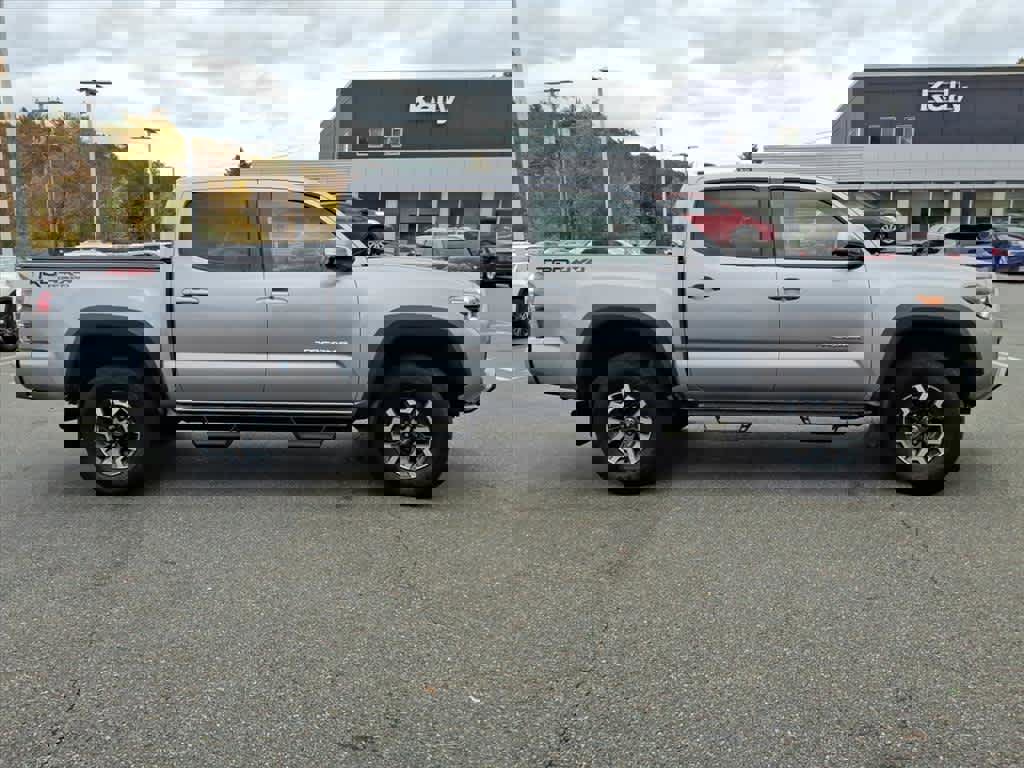 Used 2021 Toyota Tacoma TRD Off-Road w/ Technology Package image 4