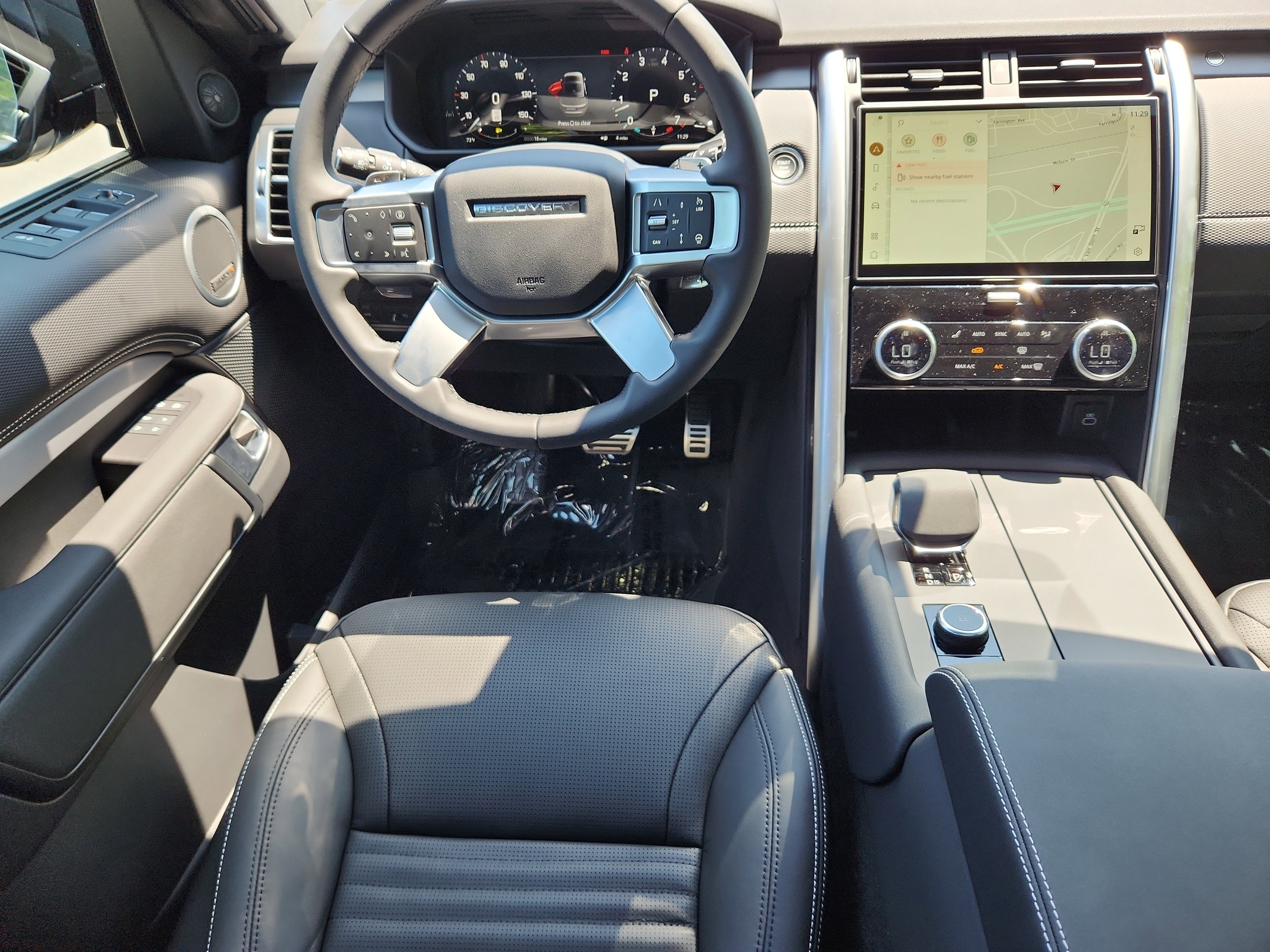 New 2025 Land Rover Discovery Dynamic SE image 4