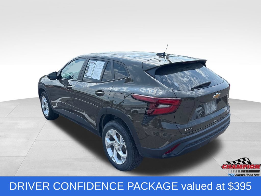 Used 2024 Chevrolet Trax LS w/ LS Convenience Package FWD image 3