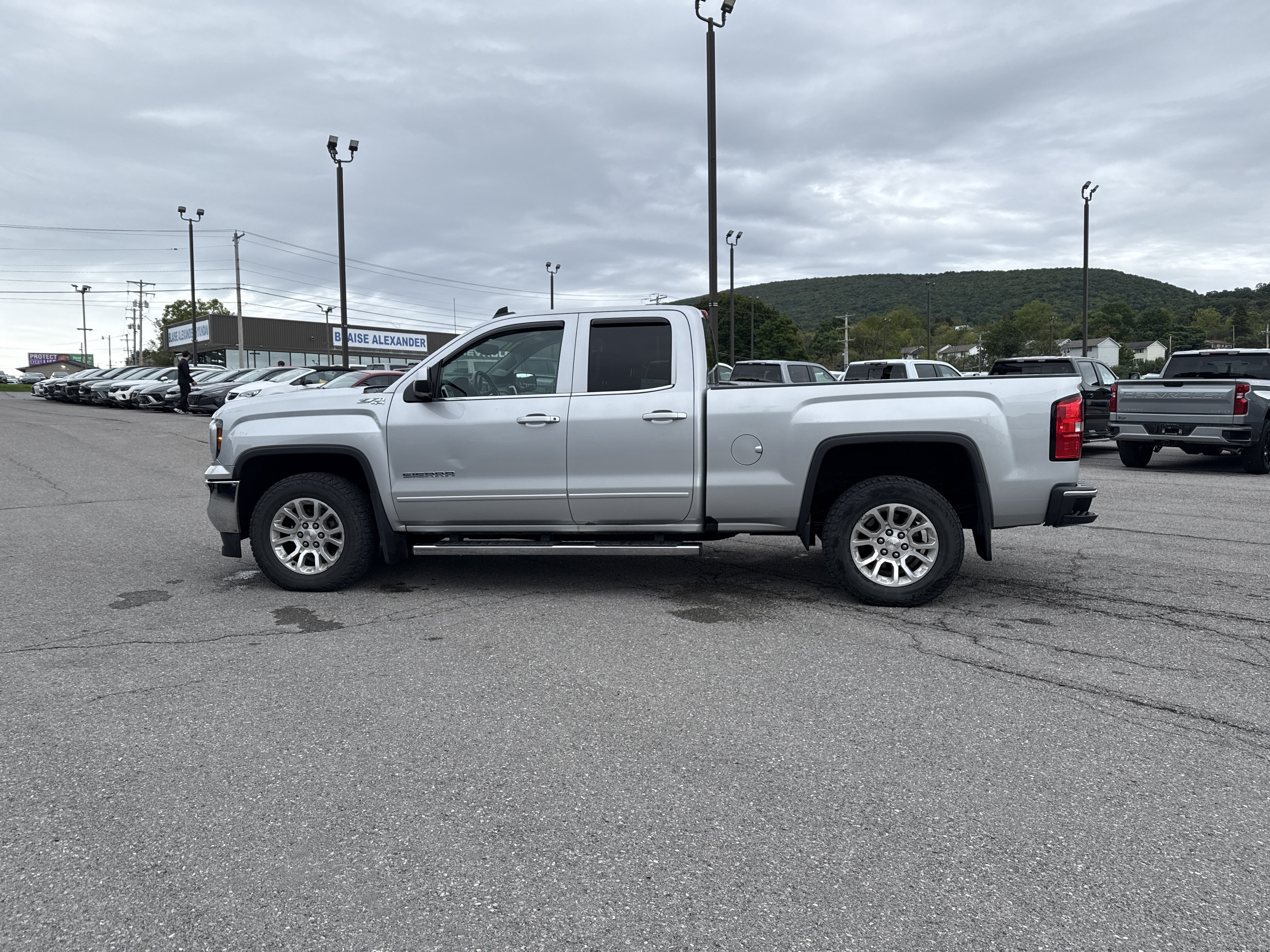 Used 2017 GMC Sierra 1500 SLE w/ SLE Value Package AWD/4WD image 7