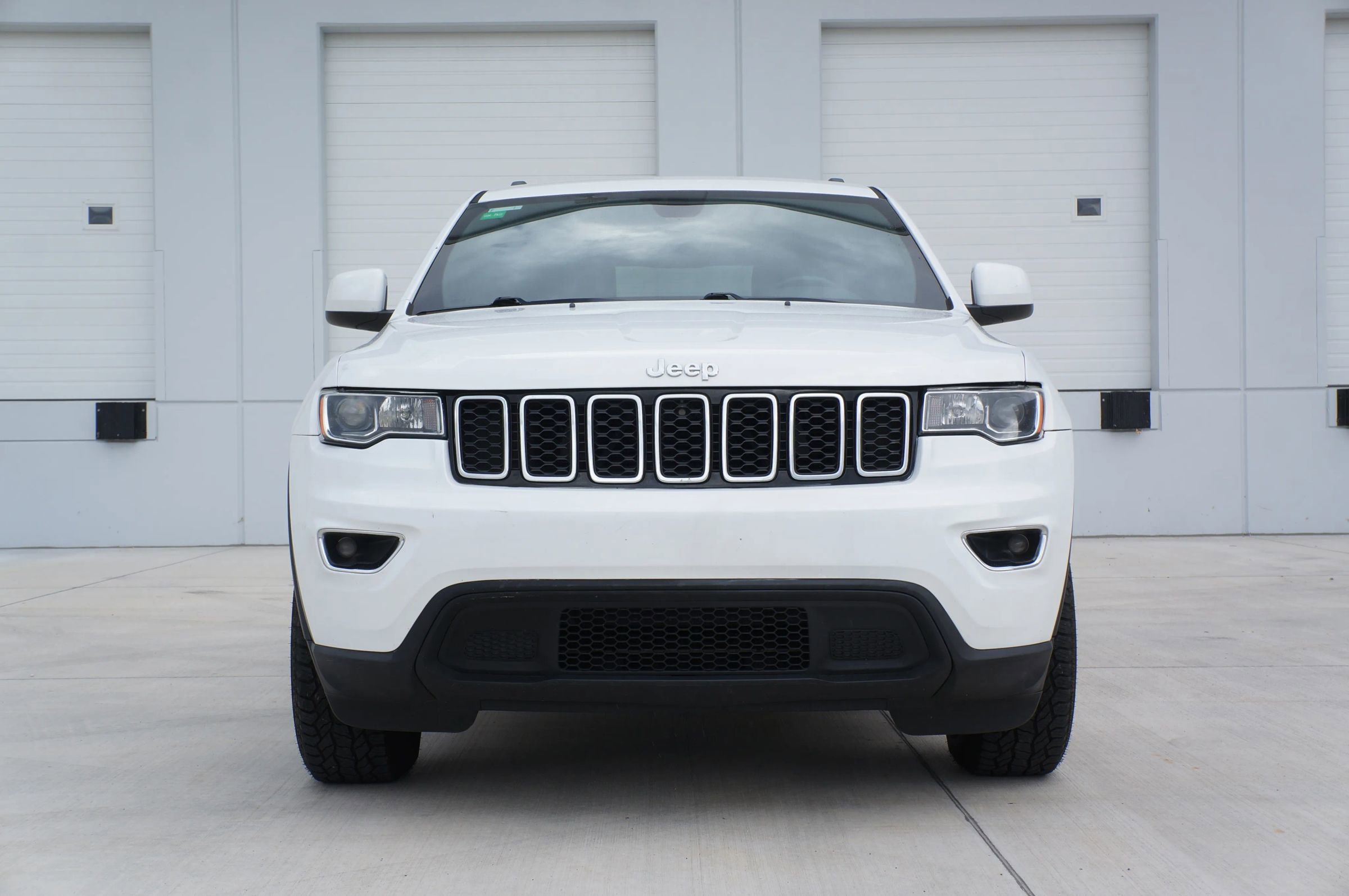 Used 2018 Jeep Grand Cherokee Laredo image 3