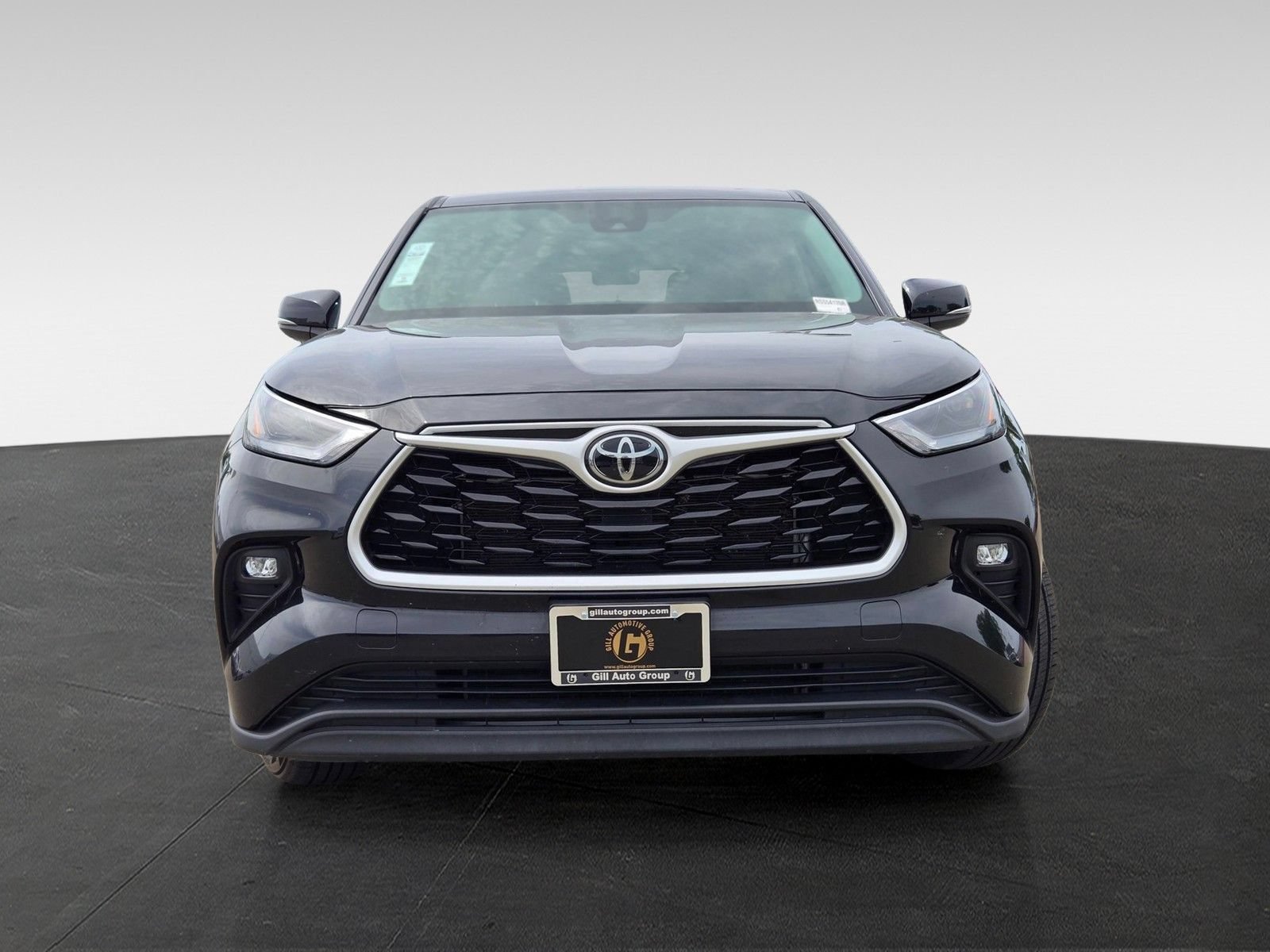 Used 2024 Toyota Highlander LE AWD/4WD image 3