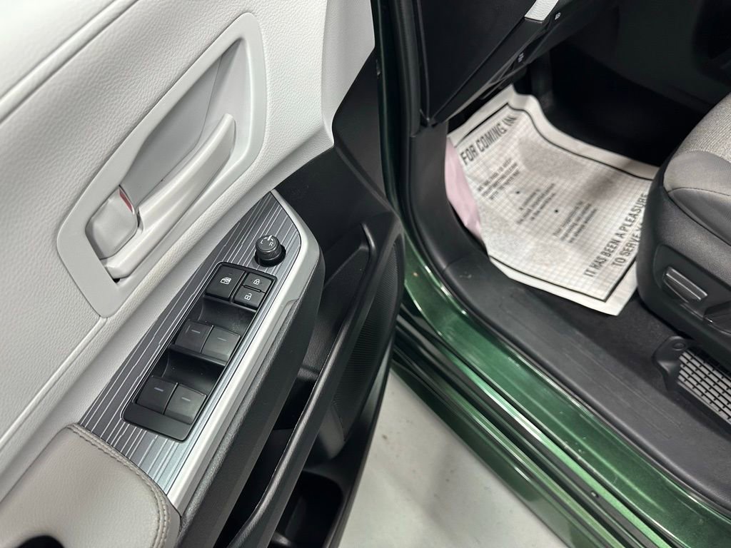 Used 2025 Toyota Sienna LE FWD image 9
