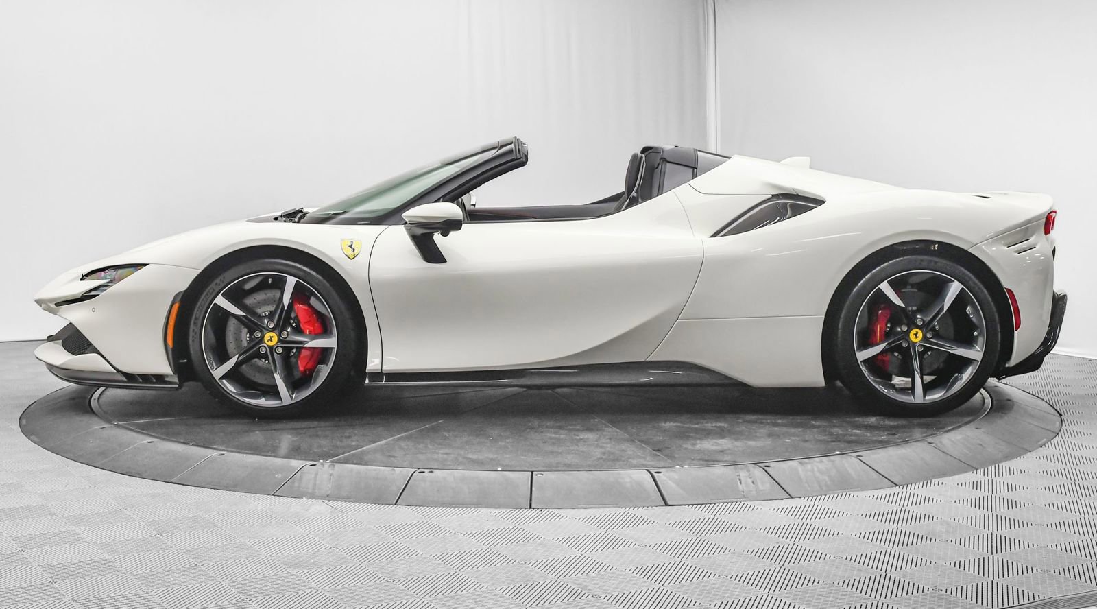 Used 2023 Ferrari SF90 Spider Bianco Avus image 5