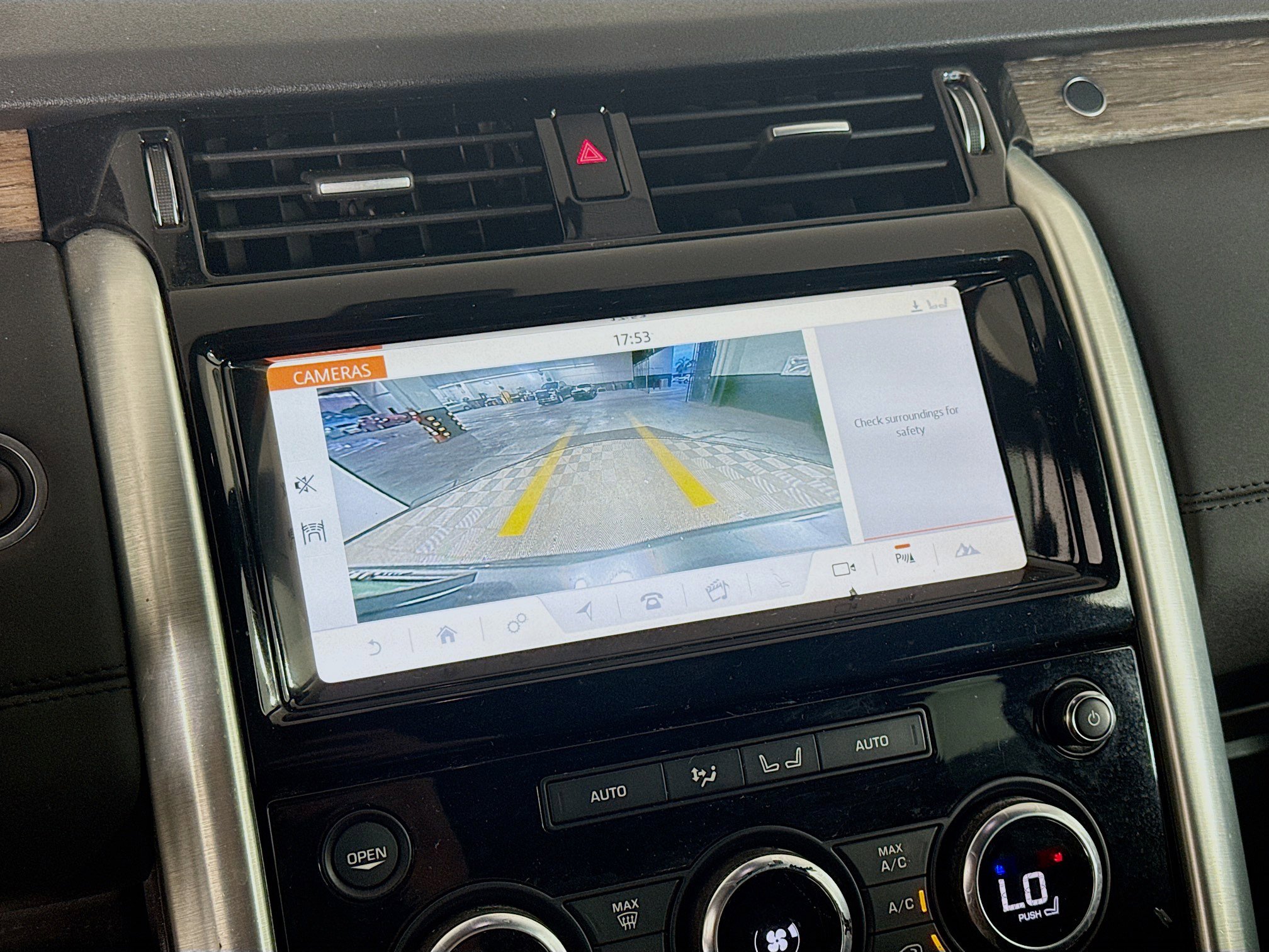 Used 2018 Land Rover Discovery HSE image 19