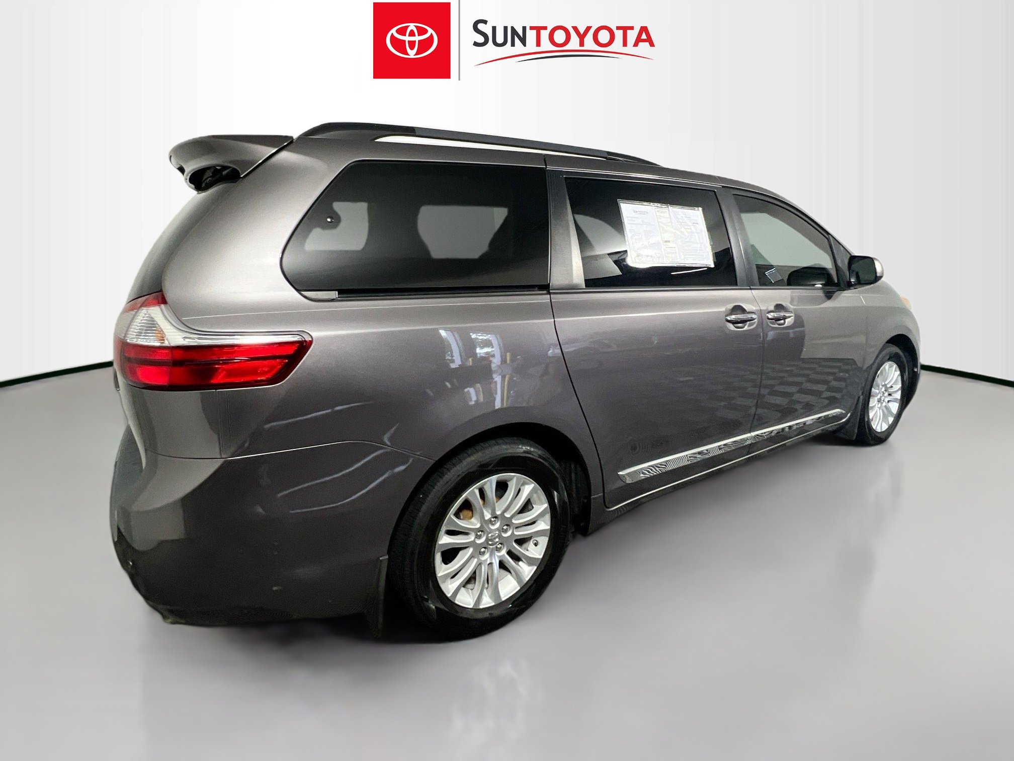 Used 2015 Toyota Sienna XLE w/ XLE Navigation Package FWD image 4