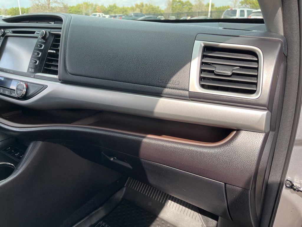 Used 2016 Toyota Highlander XLE image 29