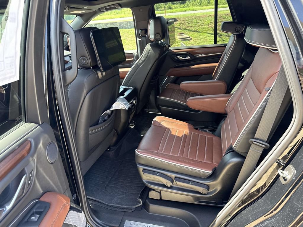 Used 2024 GMC Yukon Denali Ultimate AWD/4WD image 10