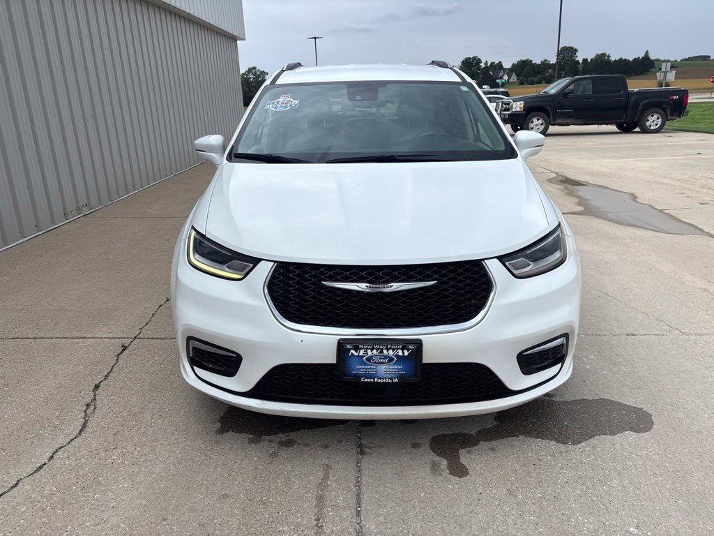 Used 2021 Chrysler Pacifica Touring-L FWD image 2