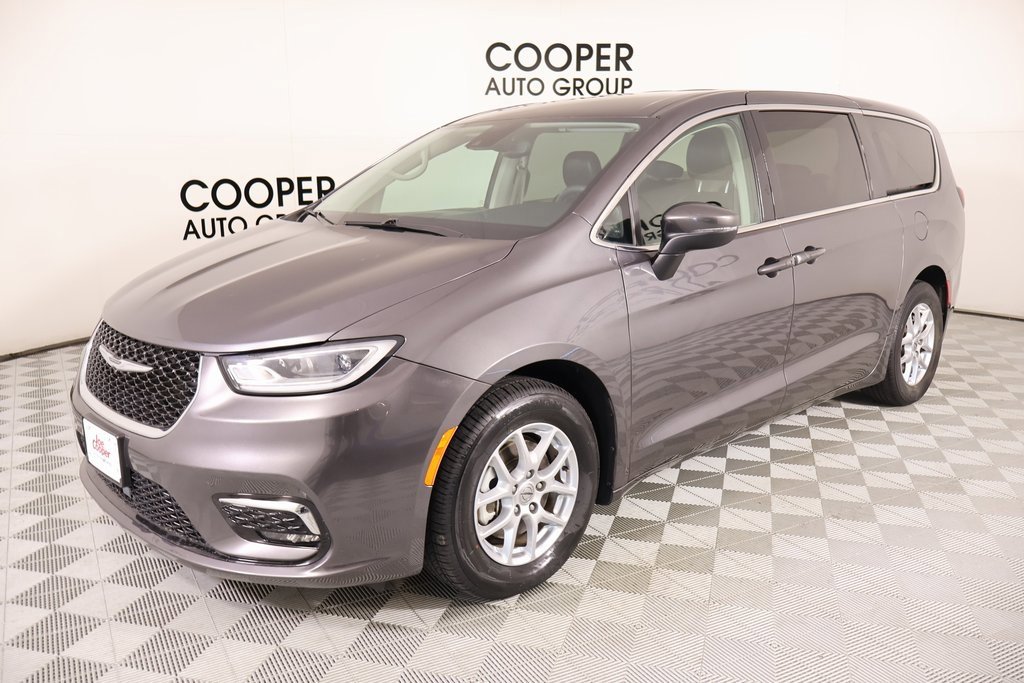 Used 2023 Chrysler Pacifica Touring-L image 9
