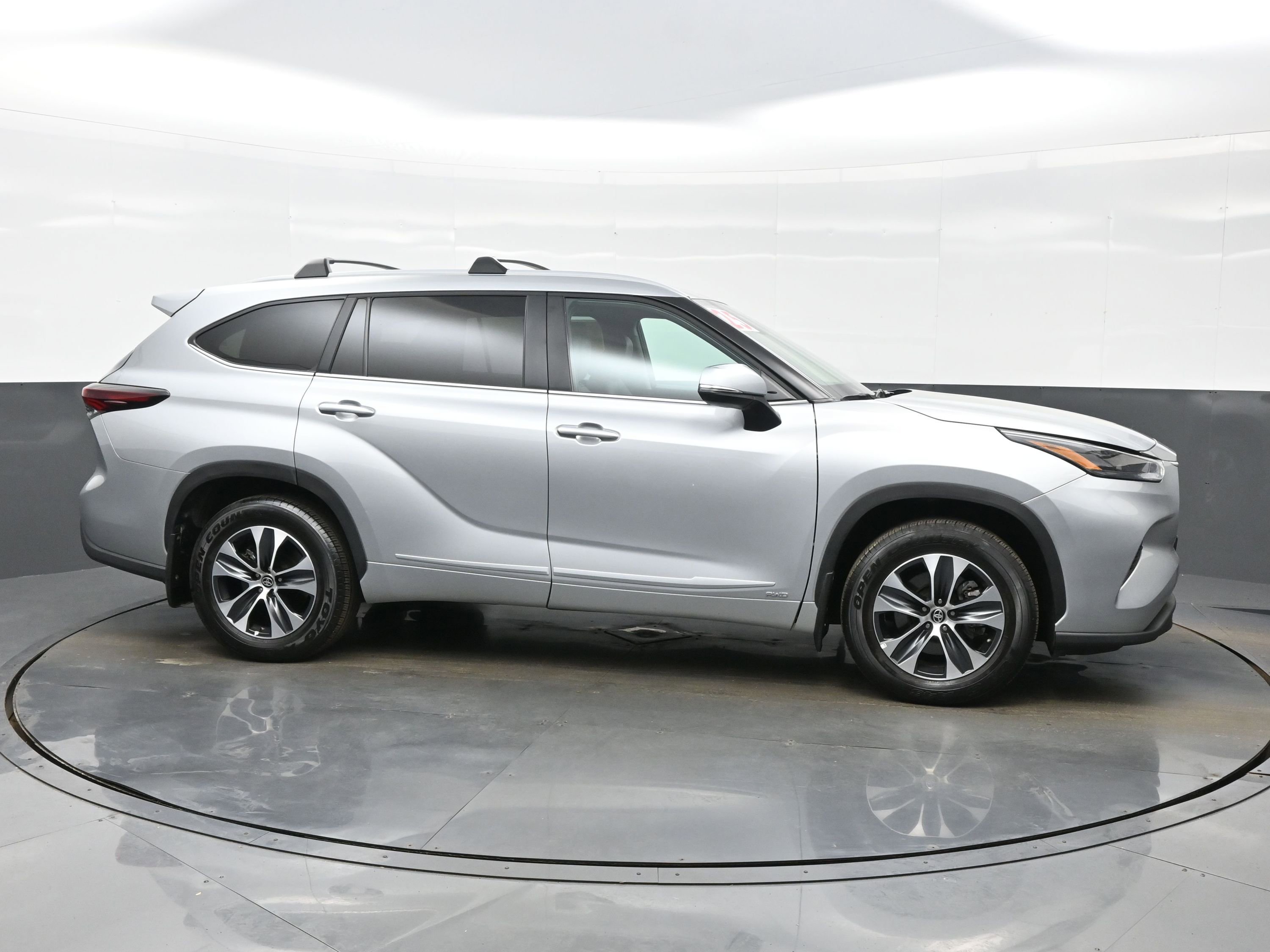 Used 2025 Toyota Highlander XLE AWD/4WD image 7