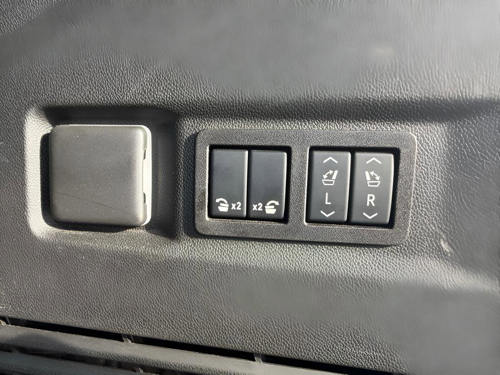 Used 2025 GMC Yukon Denali image 15