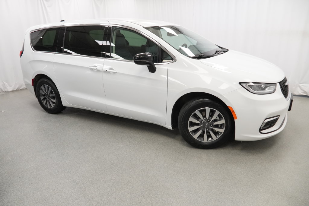 Used 2024 Chrysler Pacifica Limited FWD image 19