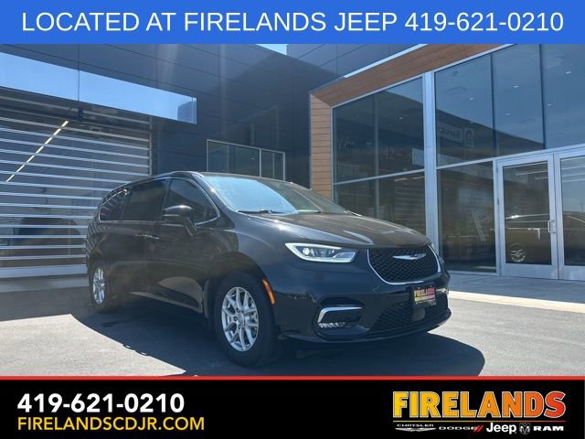 Used 2025 Chrysler Pacifica Select