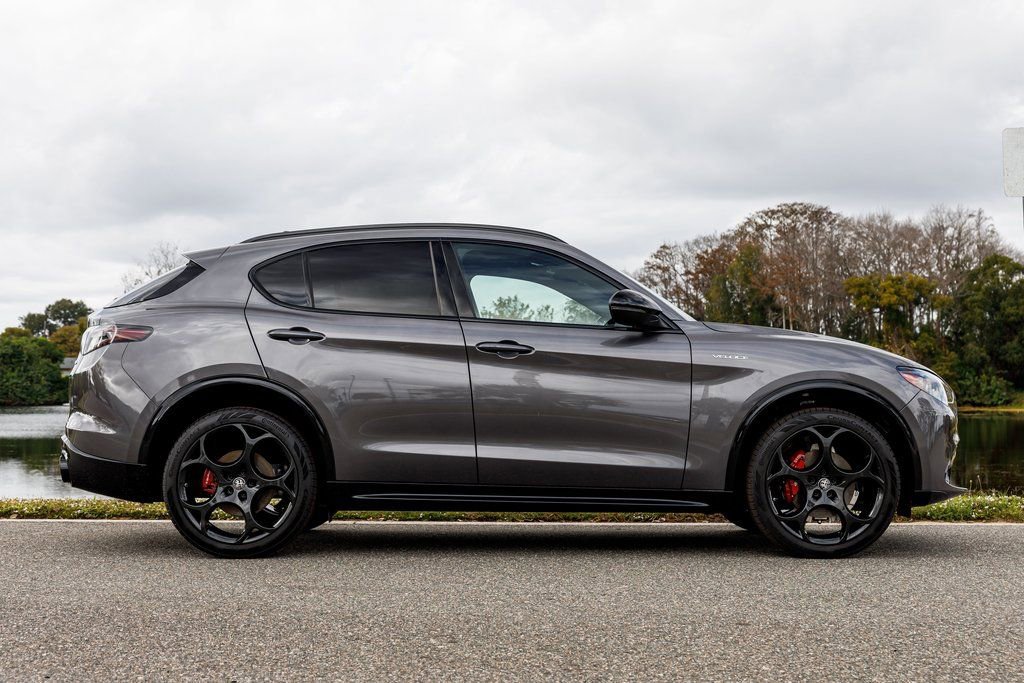 New 2025 Alfa Romeo Stelvio Sprint image 2