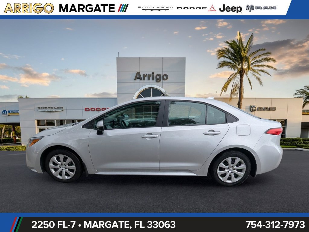 Used 2025 Toyota Corolla LE FWD image 4