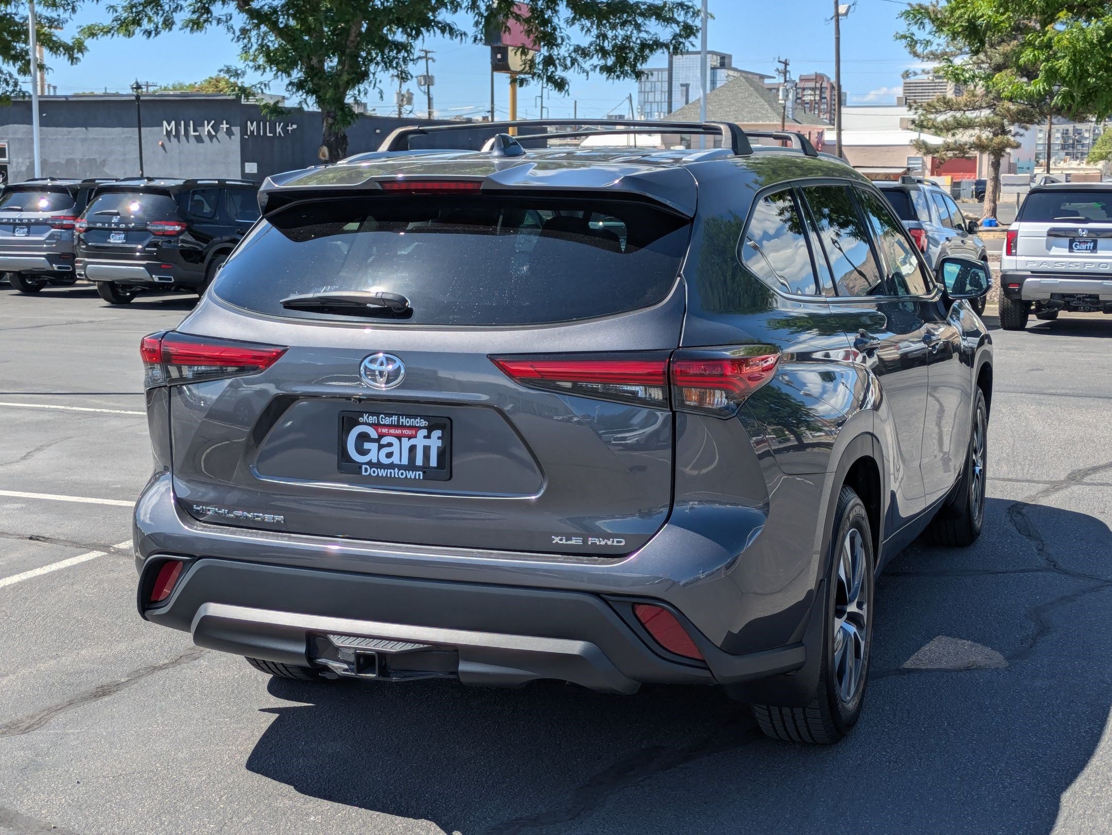 Used 2022 Toyota Highlander XLE AWD/4WD image 3
