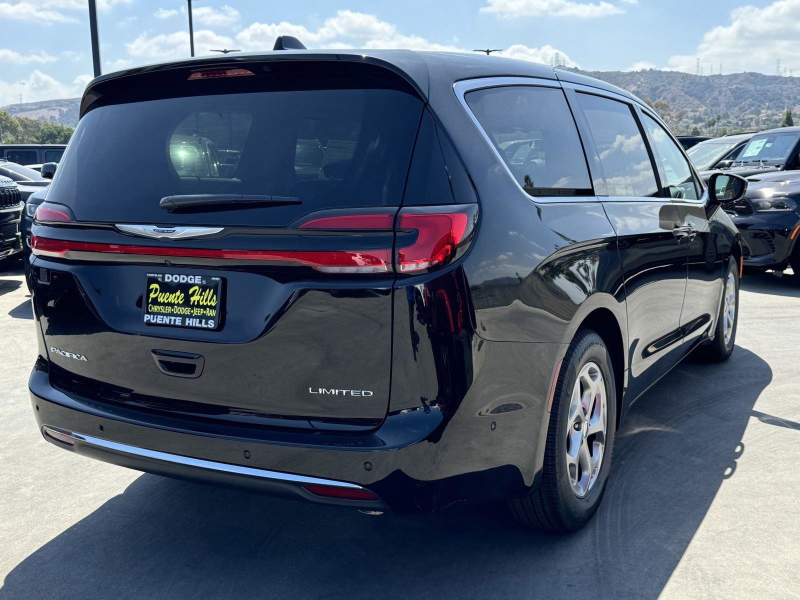 New 2024 Chrysler Pacifica Limited FWD image 6