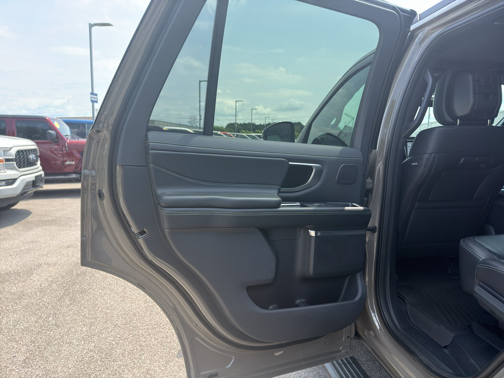 New 2027 Ford Expedition Platinum w/ Stealth Performance Package AWD/4WD image 25