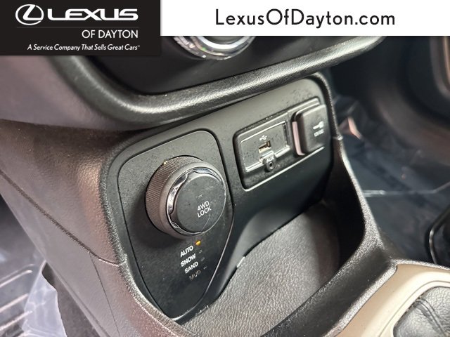 Used 2017 Jeep Renegade Latitude w/ Cold Weather Group image 27