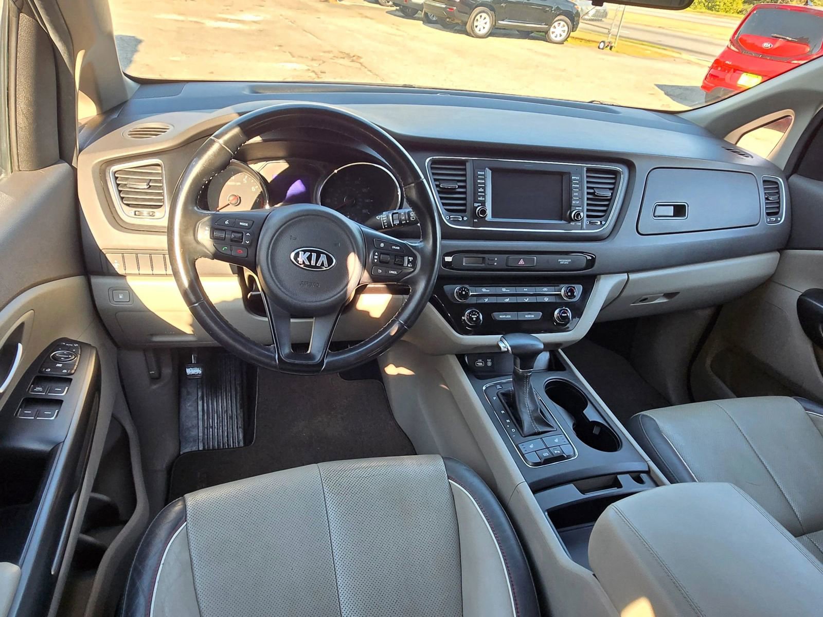 Used 2017 Kia Sedona LX w/ LX Essentials Premium Package image 5