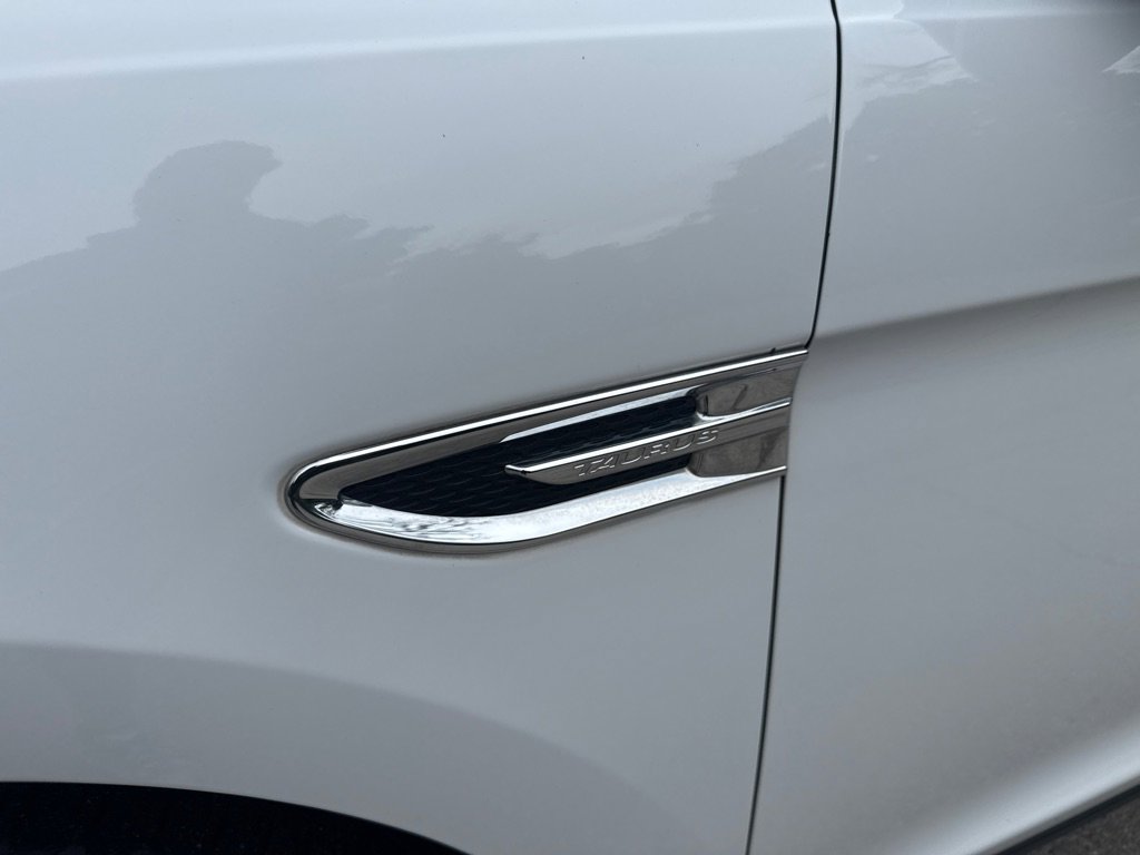 Used 2017 Ford Taurus SE FWD image 5