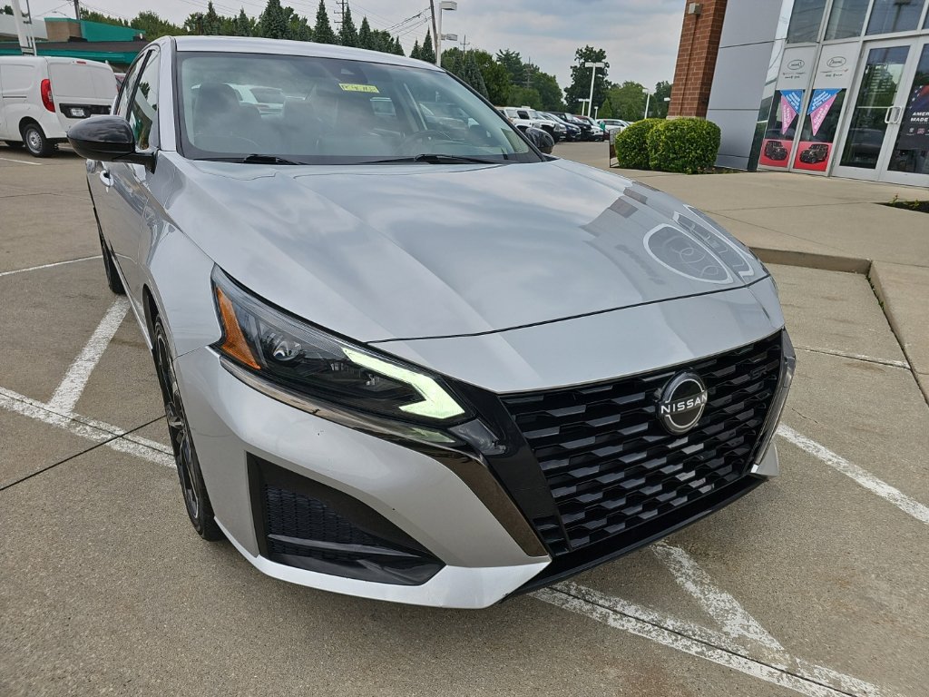 Used 2023 Nissan Altima 2.5 SR w/ SR Premium Package AWD/4WD image 3