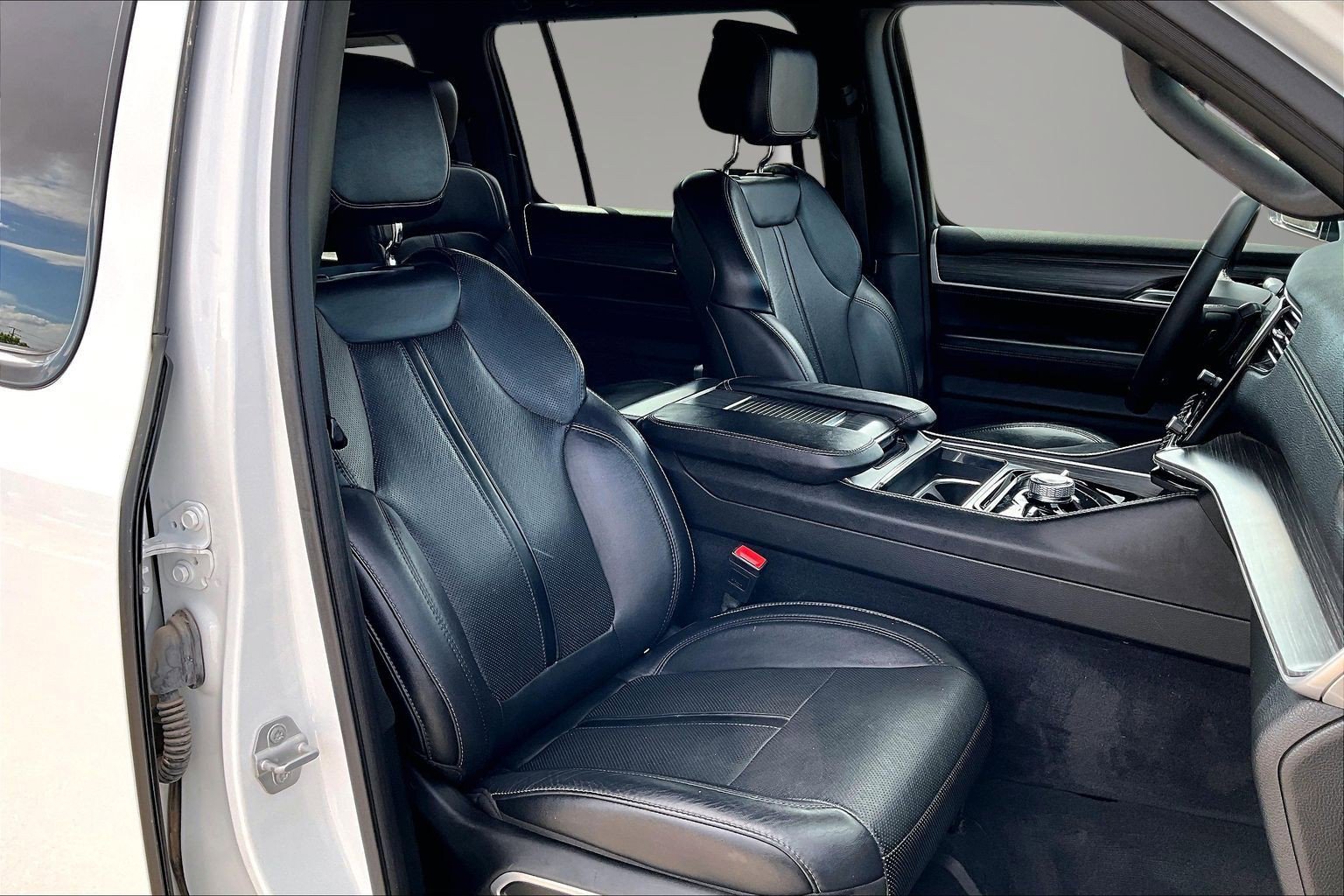 Used 2024 Jeep Wagoneer Series III AWD/4WD image 29