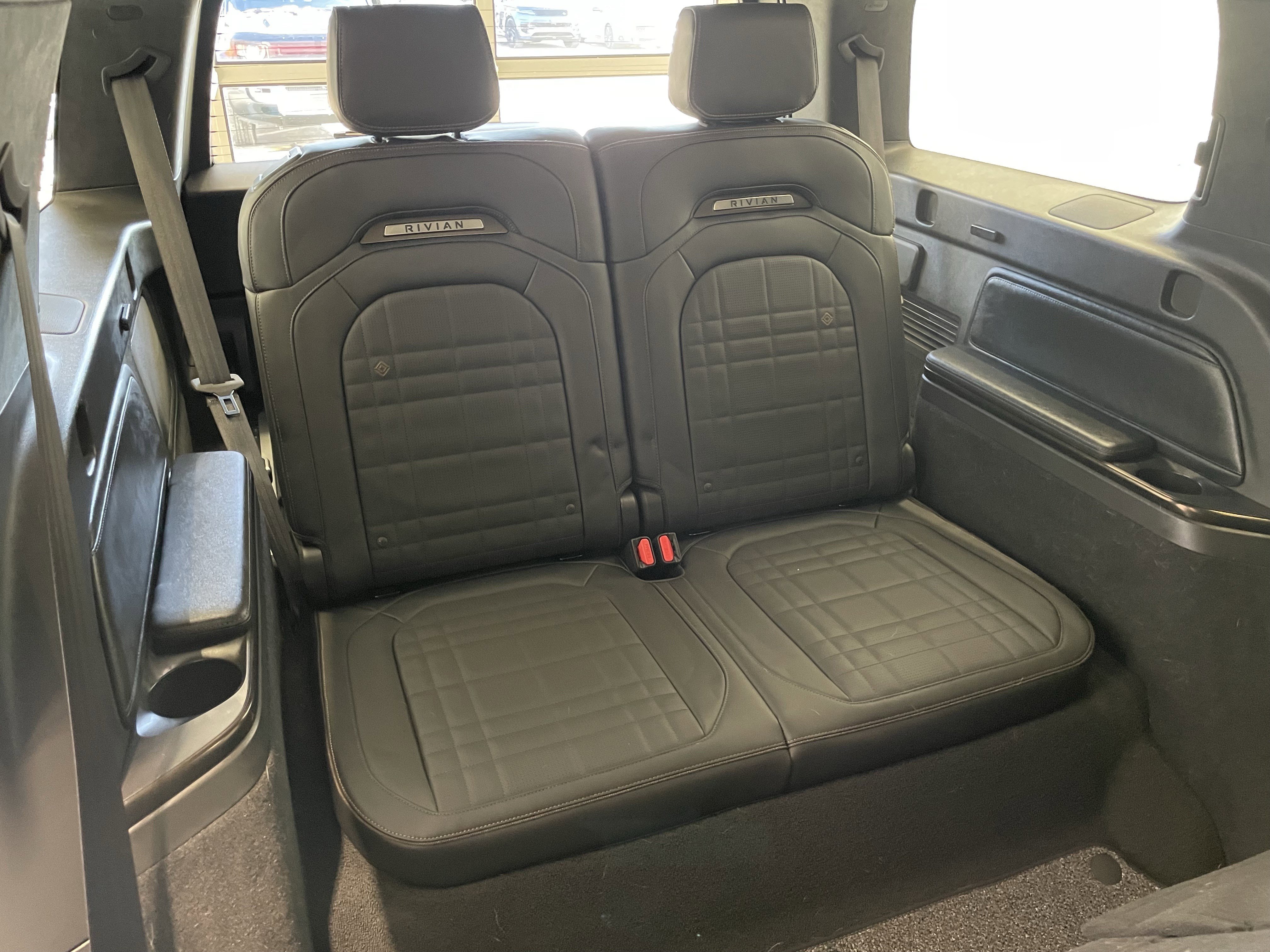 Used 2025 Rivian R1S Premium image 33