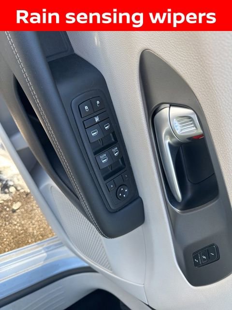 Used 2024 Chrysler Pacifica Select image 9