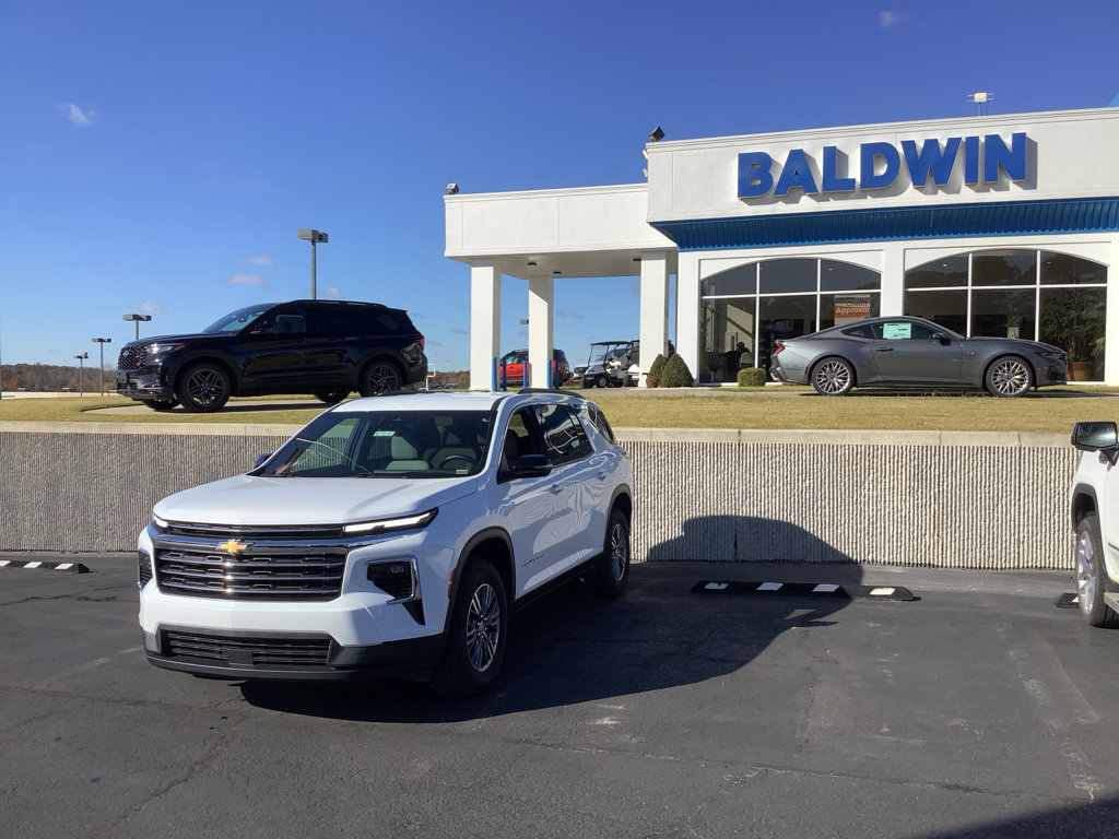 Used 2025 Chevrolet Traverse LT image 3