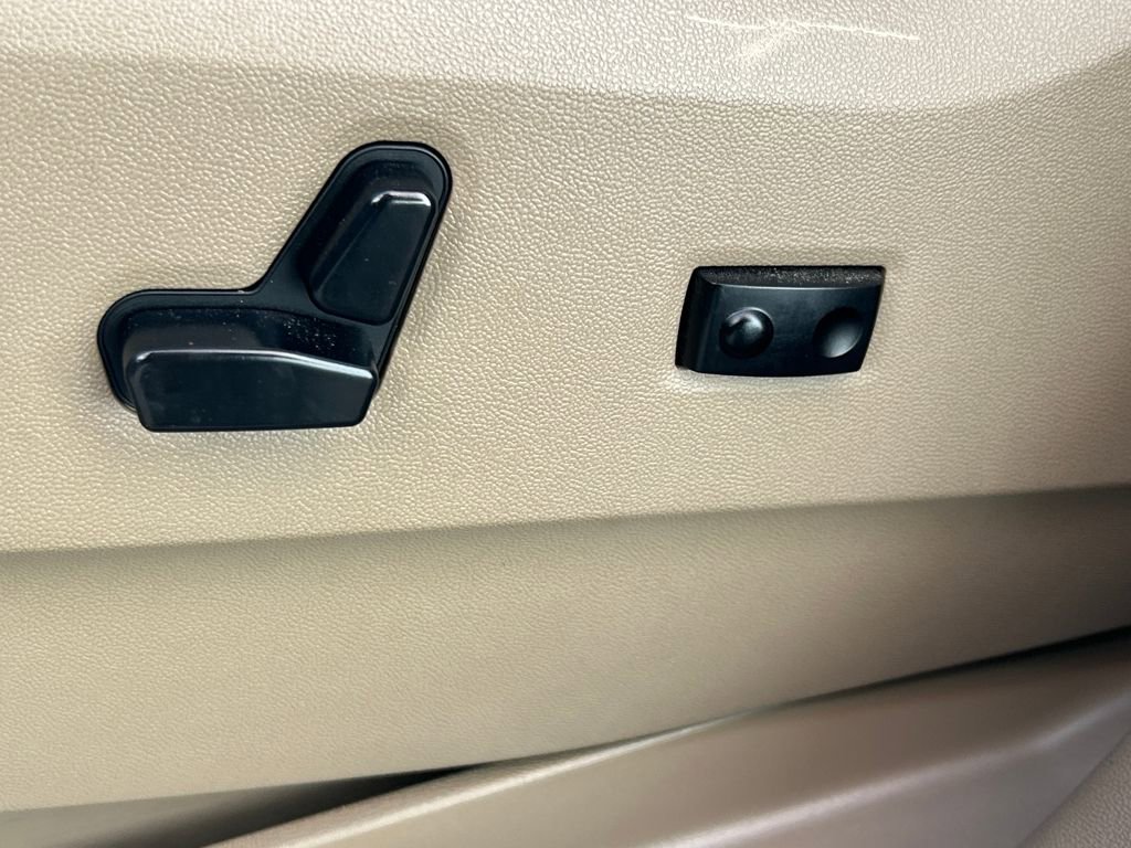 Used 2013 Chrysler Town & Country Limited image 8