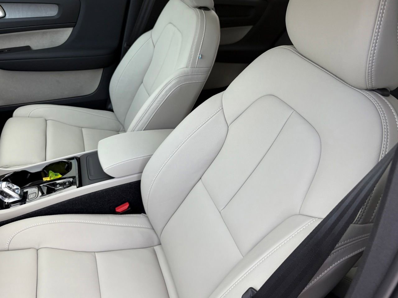 New 2026 Volvo XC40 B4 Plus w/ Protection Package Premier FWD image 16