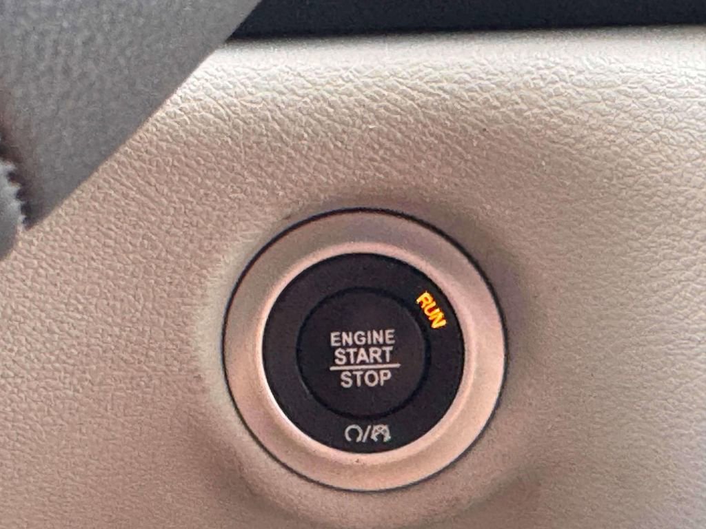 Used 2023 Chrysler Pacifica Touring-L image 20