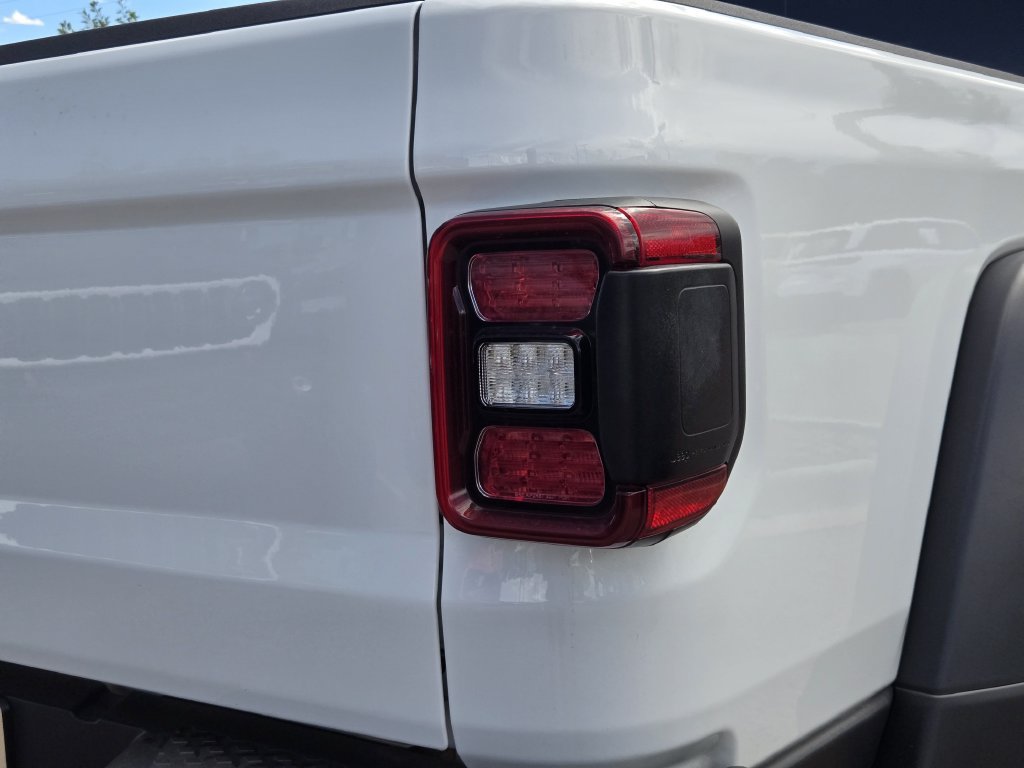 Used 2025 Jeep Gladiator Mojave w/ Convenience Group AWD/4WD image 13