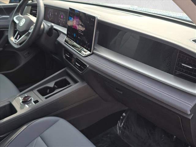 Used 2025 Volkswagen Tiguan SE AWD/4WD image 24
