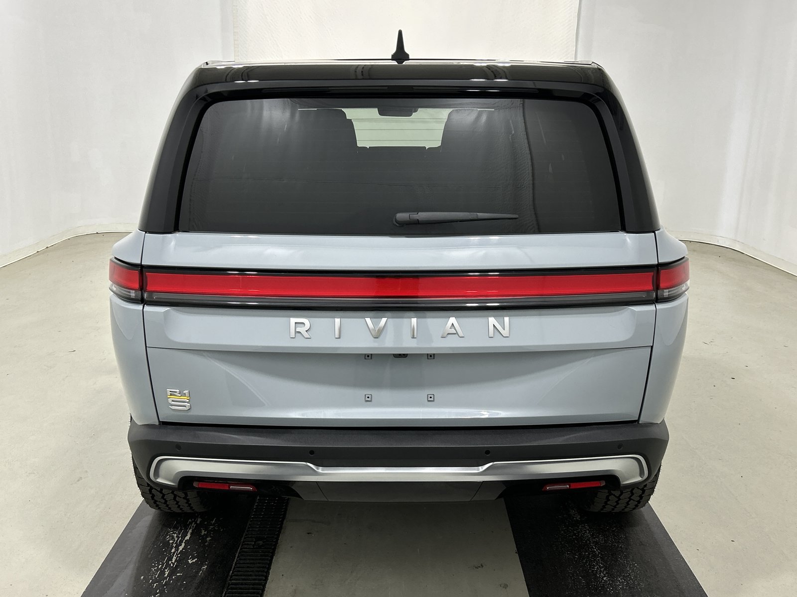 Used 2023 Rivian R1S Adventure AWD/4WD image 4