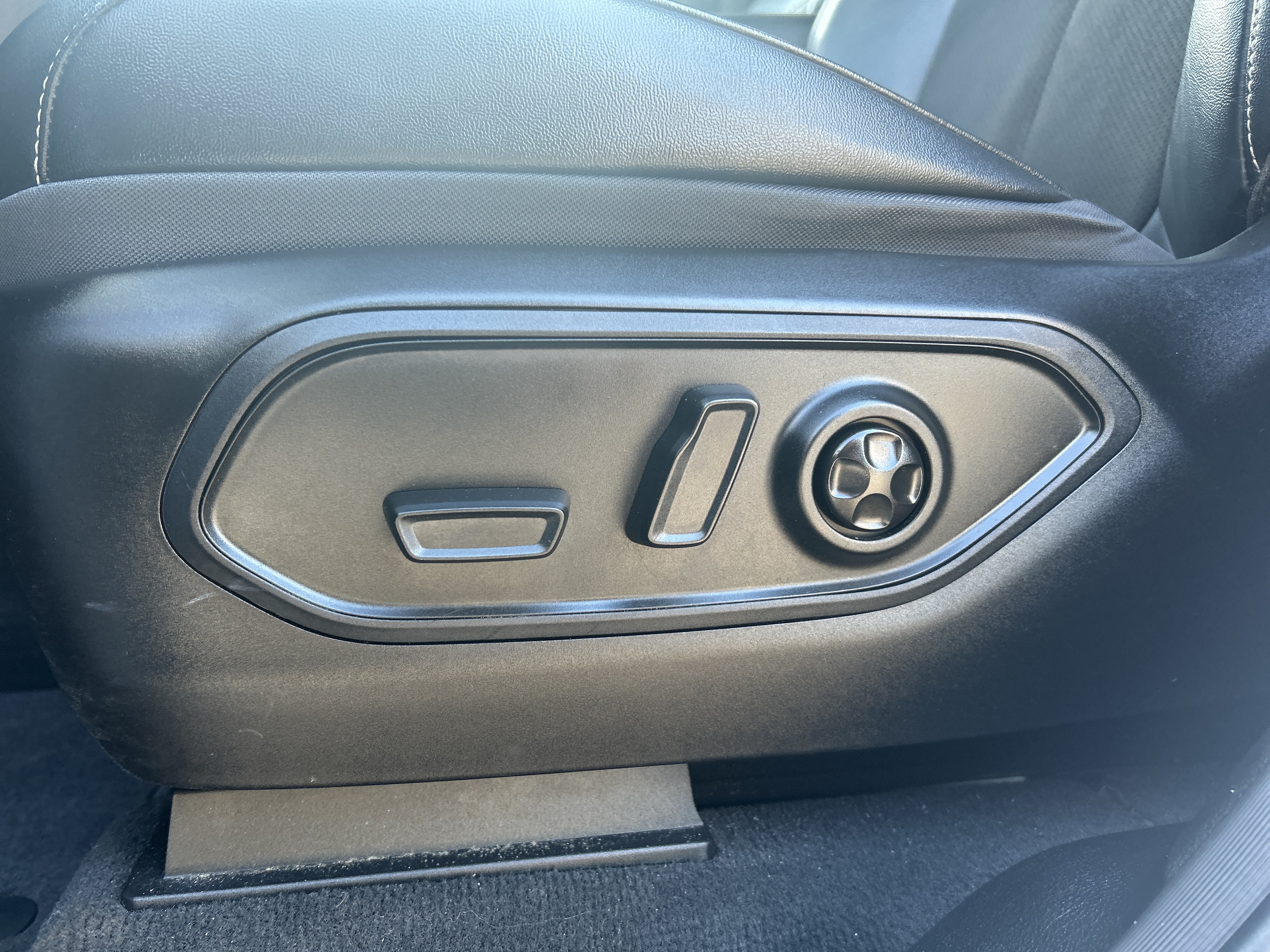 Used 2023 Jeep Grand Cherokee Altitude AWD/4WD image 13