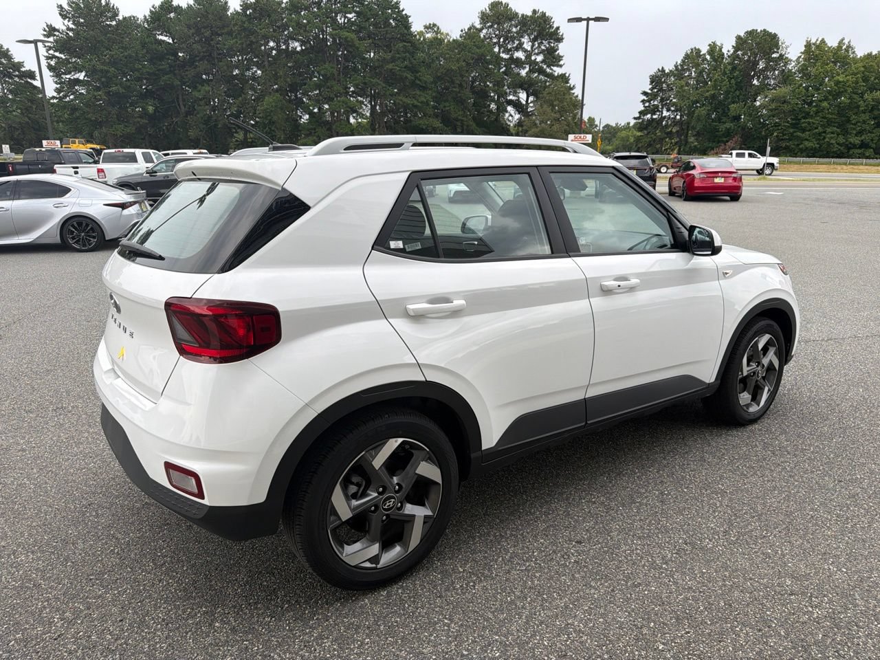 Used 2025 Hyundai Venue SEL FWD image 10