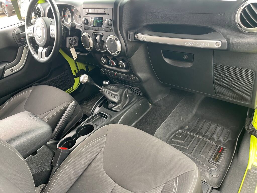 Used 2016 Jeep Wrangler Rubicon w/ Power Convenience Group image 18