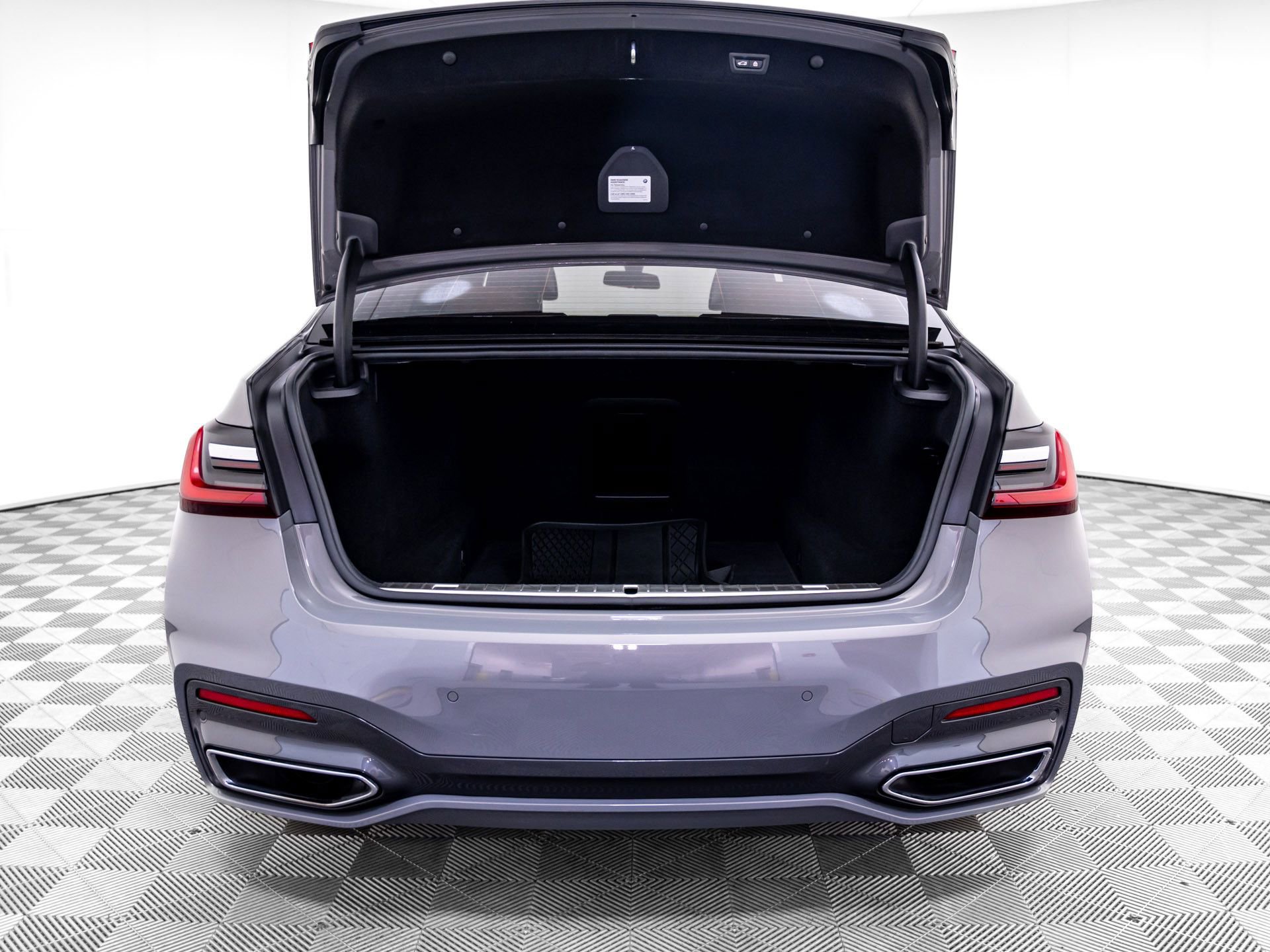 Used 2022 BMW 740i xDrive w/ M Sport Package AWD/4WD image 32