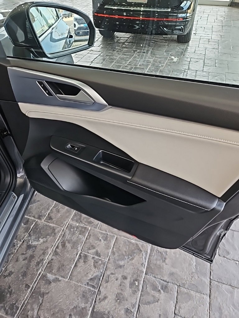 New 2026 Volkswagen Taos SE image 11