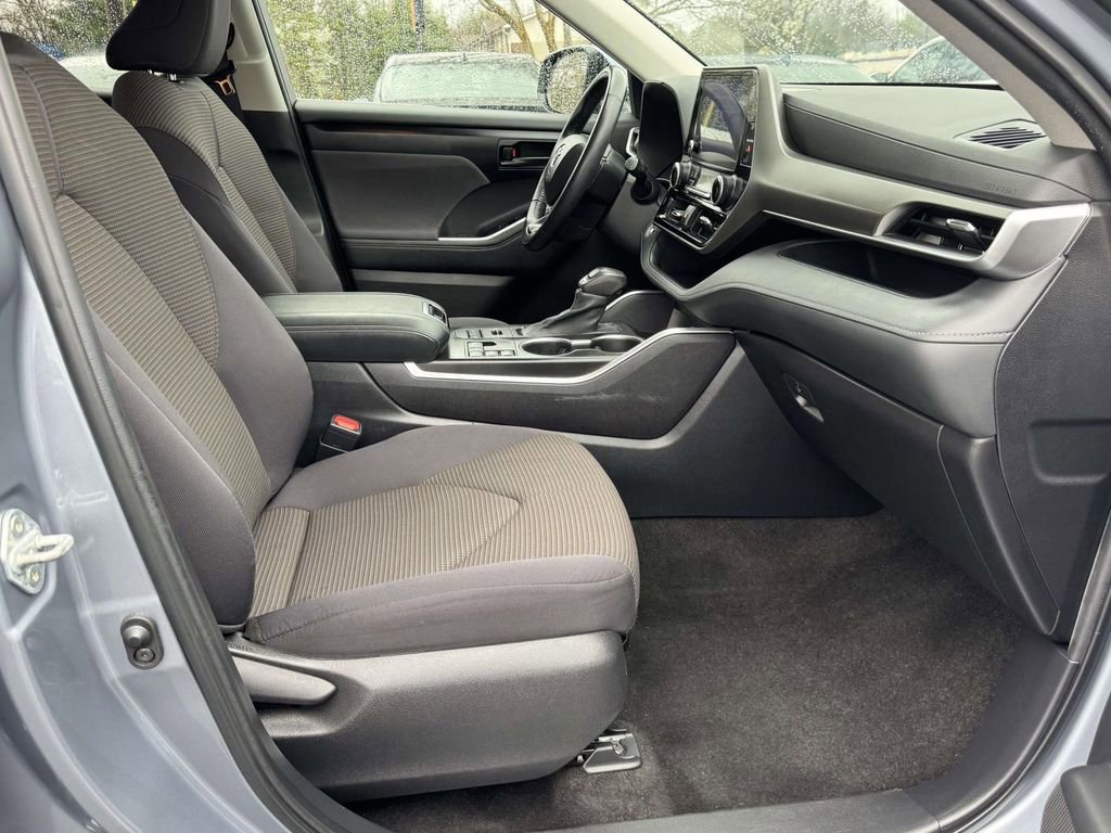 Used 2023 Toyota Highlander LE AWD/4WD image 13