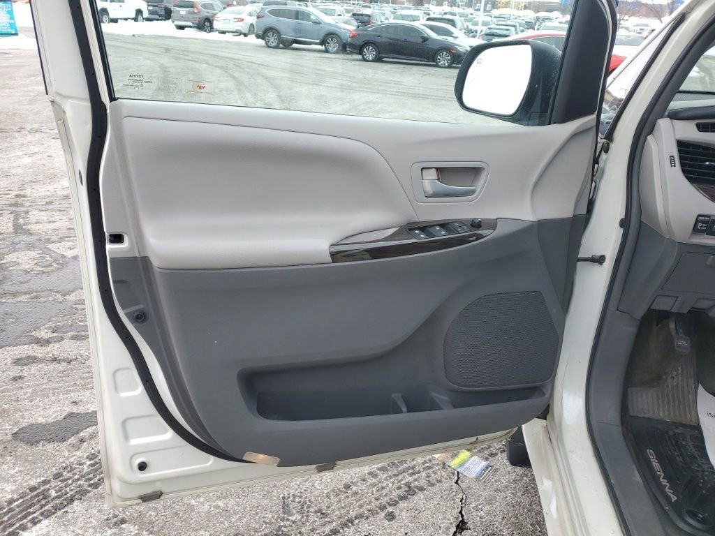 Used 2015 Toyota Sienna XLE Premium image 25